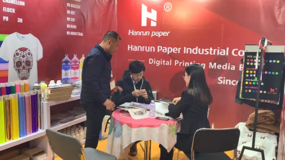 ShanghaiTex: una feria glamorosa de la industria textil china