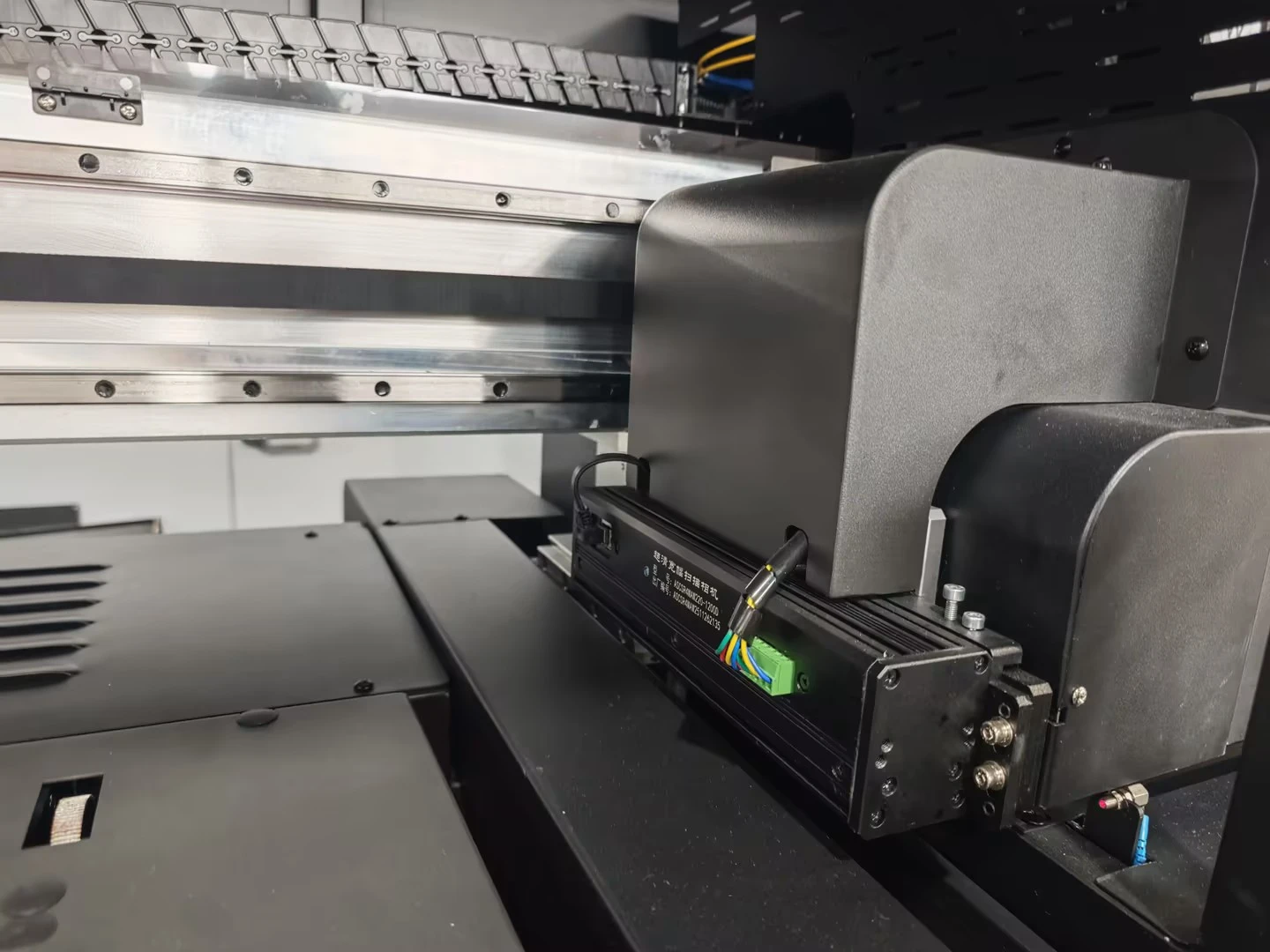 Deje de depender de la alineación manual: cómo la impresora multifuncional con plataforma elevadora UV-H9060 redefine la impresión de precisión con localización visual inteligente