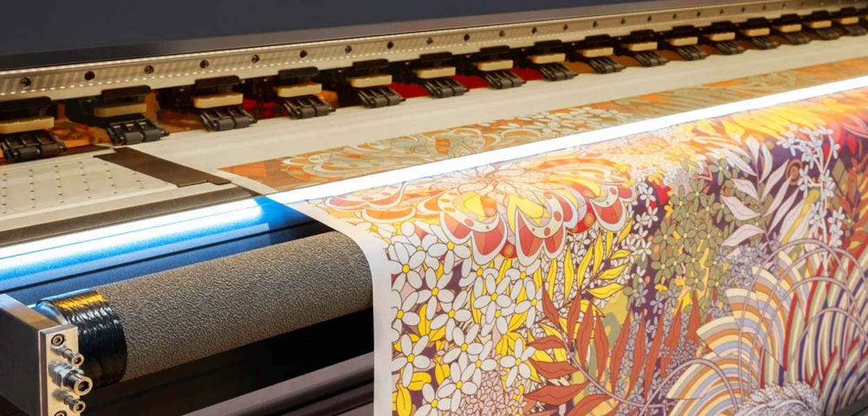 ¿Cuáles son las características de los equipos de impresión textil digital?